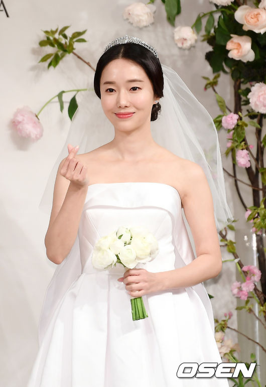 [OSEN=박재만 기자] 배우 이정현 결혼식이 7일 오후 서울 중구 장충동 신라호텔 영빈관에서 열렸다.배우 이정현이 포토타임을 갖고 있다. /pjmpp@osen.co.kr