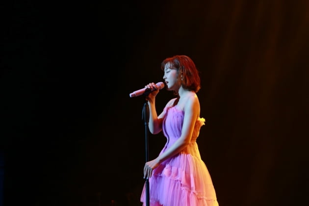 Singer and Actor Kim Se-jong gave great comfort to fans through his first fan meeting held in six years after his debut.Kim Se-jeong held KIM SEJEONG 1st FANMEETING World Diary of Cleaning at Yes24 Live Hall in Seoul on the 23rd.Kim Se-jeong appeared in an annual purple mini dress reminiscent of a forest fairy; he performed his hit song Flower Road and marked the spectacular start of the fan meeting.Fans welcomed her with strong applause and cheers, and Kim Se-jong was blinded from the opening to the thrill of facing the fans for a long time.Kim Se-jeong also delivered a warm sensibility with a sweet voice with various stages such as potato, tunnel, Whale, Skyline and Lets go home.Even more band performances for a richer and more complete stageThe year was even more impressive.In addition to that, the drama Wonderful Rumors OST Reunion, Love Unbreakable OST My Every Day, Blue Sea Legend OST One in One, Inside OST Love Is It was a stage that reminded me of the concert.As this fan meeting title is The World Diary of Cleaning, Kim Se-jong set up his stage in a form that shares his diary with fans.Kim Se-jong, who held his first solo fan meeting in about six years after his debut, became more intimate and friendly with his fans with his sincere and witty talk as well as beautiful stage.In particular, Kim Se-jeong received the story of his fans and talked about the moments when we were comforting each other, delivering positive energy such as vitamins and providing time for healing.He confessed his serious attitude and honest heart to music and acting, and showed his authentic artist.Fans prepared a surprise slogan event on stage for Maybe I Am You and impressed the scene, so Kim Se-jong expressed his gratitude with tears.Kim Se-jeong promised to repay fans support and love, saying, Thank you, I will always be a cleanseer by your side.This fan meeting was broadcast live on the online platform for fans around the world who can not visit the site directly as well as offline, and Kim Se-jong showed extraordinary fan love by communicating with many global fans.Meanwhile, Kim Se-jong plans to carry out various activities such as filming Todays Web toon, pictorials and advertisements.