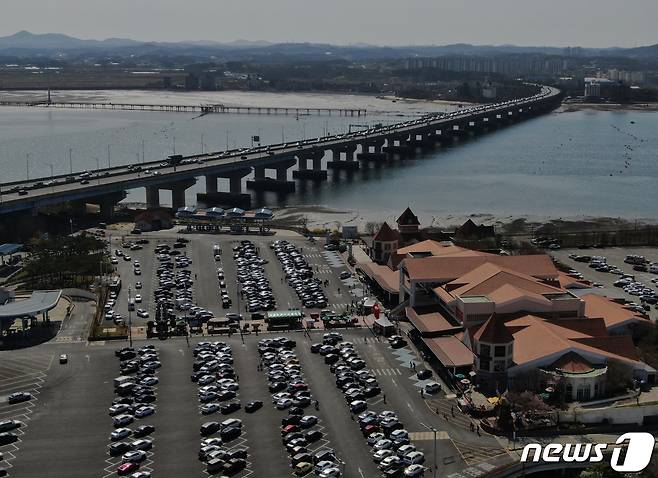 전국 곳곳에 봄꽃이 만개한 10일 오후 충남 당진시 행담도휴게소 주차장이 상춘객들의 차량들로 붐비고 있다. 2022.4.10/뉴스1 © News1 DB
