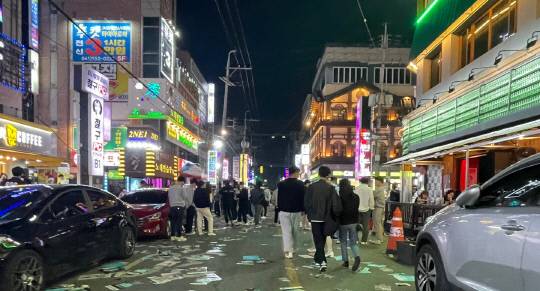 23일 오전 0시 께 유흥을 즐기러 온 젊은이들로 북새통을 이룬 천안 두정동 먹자골목. 사진=박하늘 기자