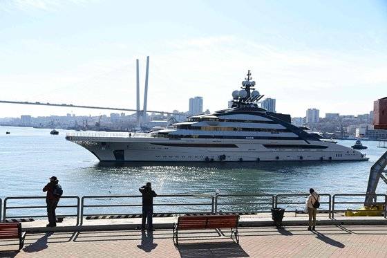 지난달 말 러시아의 거물 알렉세이 모르다쇼프가 소유하고 있는 것으로 알려진 142m 호화 요트 '노르드'가 블라디보스토크항에 들어오고 있다. [AFP=연합뉴스]
