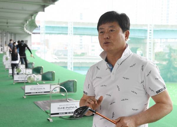 신용진 프로가 총괄본부장을 맡고 있는 부산 부산진구 가야골프센터에서 자신의 골프 철학에 대해 이야기하고 있다.  서정빈 기자