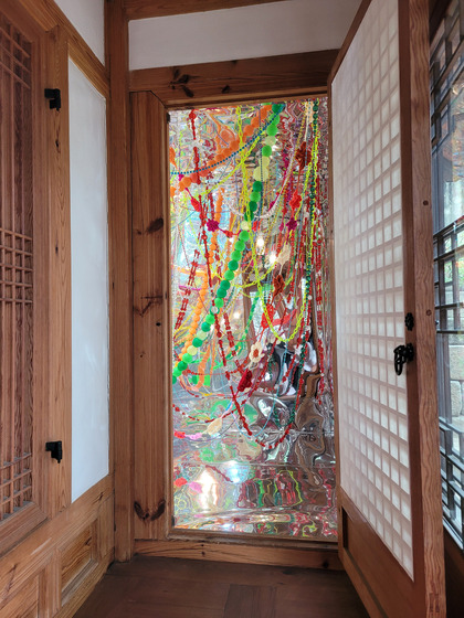 Artist Choi Jeong-hwa's work ″Cosmos″ installed at House of Woonkyung, a hanok mansion on the slope of Mount Inwang in central Seoul. [MOON SO-YOUNG]