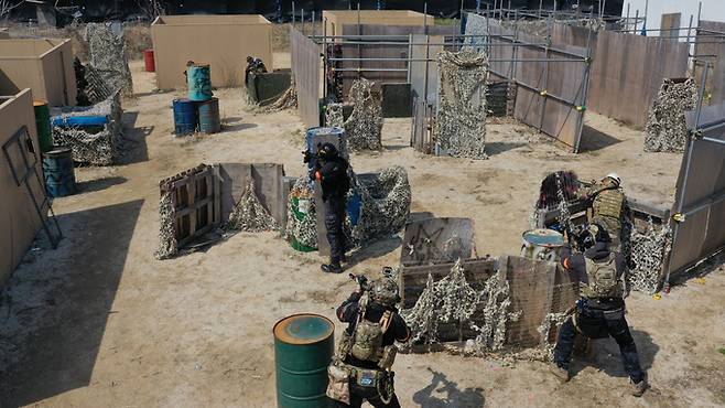 경기 남양주시 화도CQB필드에서 에어소프트 게임 동호인들이 팀을 나눠 게임을 하고 있다. 동호인들은 오전 10시부터 4시간 동안 점심식사도 거른 채 게임을 즐겼다. 모든 인원이 안전장비를 착용하고 탄속 규정을 준수하는 등 게임의 룰과 매너를 지키고 있다. 이를 지키지 않을 시 게임에서 배제한다.