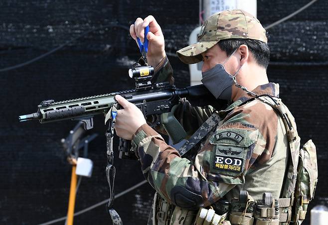 에어소프트 게임 시작 전 게임에 참여하는 한 동호인이 장비를 점검하고 있다.