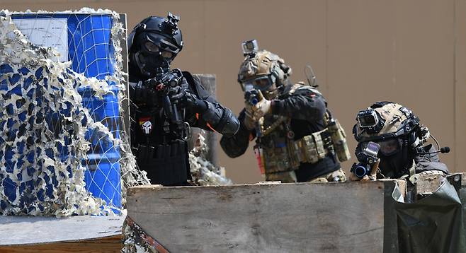 동호인들이 시가 모의 전투 게임장에서 에어소프트 게임을 하고 있다.