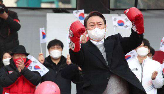 윤석열 대통령 당선인이 지난 3월 1일 서울 서대문구 현대백화점 신촌점 유플렉스 앞에서 열린 유세에서 권투인 홍수환 씨로부터 선물 받은 챔피언 글러브를 끼고 어퍼컷 세리머니를 하고 있다. (사진=국회사진기자단)