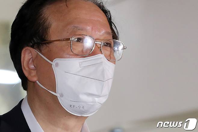 정호영 보건복지부 장관 후보자가 22일 오전 서울 서대문구 국민연금공단 서울북부지역본부에 마련된 인사청문회 준비 사무실로 출근하며 취재진의 질문에 답하고 있다. 2022.4.22/뉴스1 © News1 이동해 기자