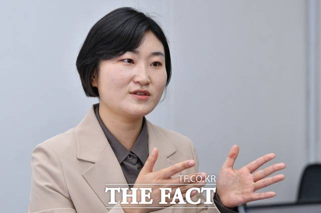 서울시장에 출마한 신지혜 기본소득당 상임대표가 18일 오후 서울 영등포구 기본소득당 사무실에서 인터뷰를 하고 있다. /남윤호 기자