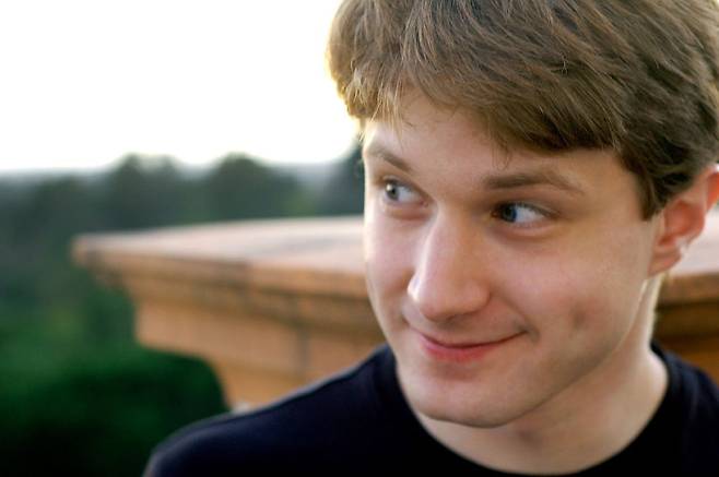 가상인간을 제작할 때 가장 어려운 점은 인간의 감정이 묻어나는 섬세한 표정을 구현하는 일이라고 업계 전문가들은 말한다. 웃자 뺨에 보조개가 생긴 남성./멩웽엉(2007년, 위키피디아)