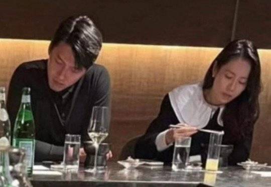 미국에서 신혼여행을 즐기고 있는 현빈과 손예진의 모습을 한 네티즌이 사진으로 찍어 웨이보에 올려 화제다.