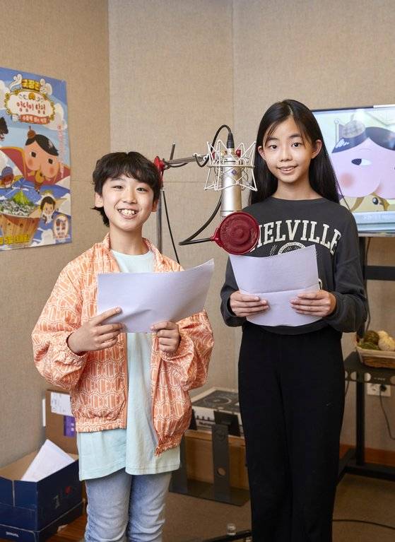 나다움(왼쪽)·박지우 학생기자가 녹음 부스에서 포즈를 취하며 성우가 된 자신의 모습을 상상해봤다.