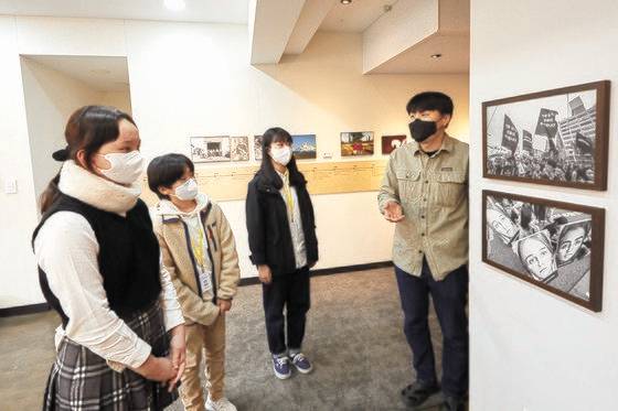 김광현(맨 오른쪽) 파타고니아 코리아 환경팀장을 인터뷰한 소중 학생기자단이 다양한 환경보호 활동에 대한 설명을 듣고 있다.