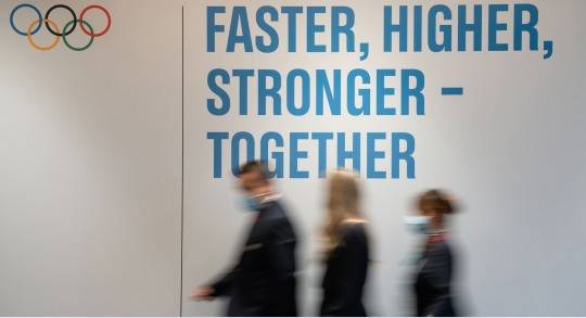 지난 해 2020 도쿄올림픽 기간 중 열린 IOC 총회에서 새로 채택된 올림픽 모토 '더 빨리, 더 높이, 더 멀리-함께'와 올림픽 마크. [IOC 홈페이지 캡처]