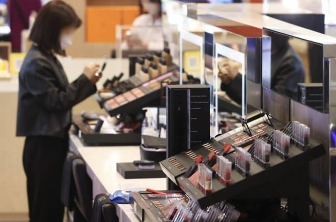 립스틱 등 색조 화장품이 전면 배치된 백화점 내 뷰티 매장의 모습 [연합]