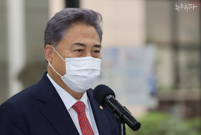 박진 외교부 장관 후보자는 지난 2012년 19대 총선에 불출마한 뒤, 2013년 3월 한국외국어대학교 국제지역대학원 유엔평화학과 석좌교수로 위촉됐다.&nbsp;