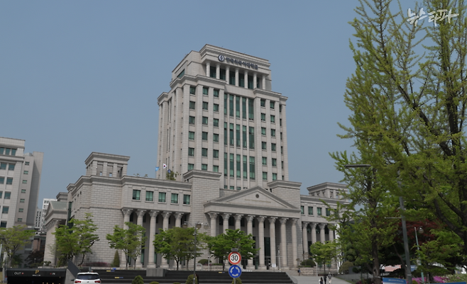 박진 외교부 장관 후보자의 석좌교수 연구실은 한국외대 교수회관이나 대학원 건물이 아닌 본관 2층에 있었다. 총장이나 부총장 등 주요 보직자들이 있는 곳이다.