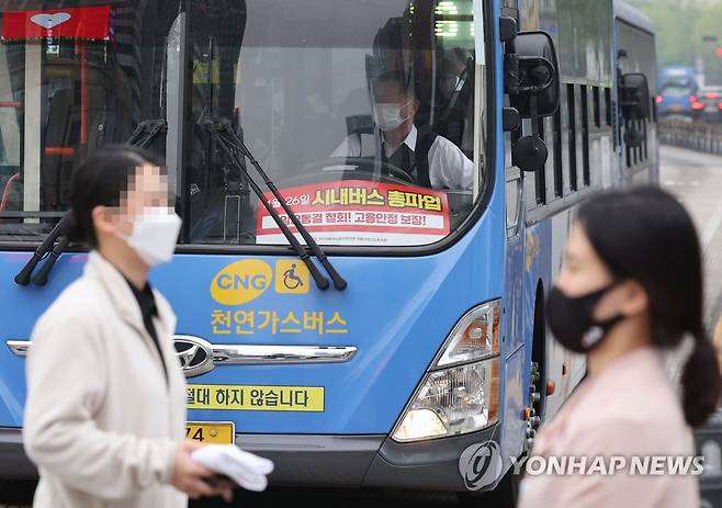 시내버스에 걸린 총파업 예고 팻말 [연합뉴스 자료사진]