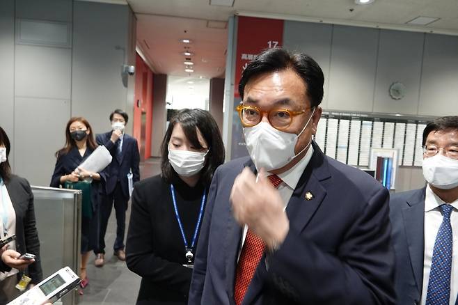 일본 경산상과 회담 내용 설명하는 정책협의대표단 정진석 국회부의장 (도쿄=연합뉴스) 박성진 특파원 = 윤석열 대통령 당선인이 일본에 파견한 한일 정책협의대표단 단장인 정진석 국회부의장이 25일 오후 하기우다 경제산업상과 회담 뒤 기자들에게 내용을 소개하고 있다. 2022.4.25 sungjinpark@yna.co.kr