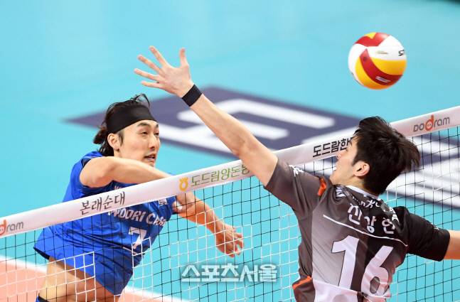 우리카드 하현용(왼쪽)이 15일 서울 장충체육관에서 열린 2021-2022 V리그 남자부 OK금융그룹과의 경기에서 OK금융그룹 진상헌의 블로킹을 피해 속공을 하고 있다. 2022. 1. 15. 박진업기자 upandup@sportsseoul.com