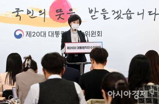 박순애 대통령직인수위원회 정무사법행정분과 인수위원이 26일 서울 종로구 통의동 인수위 기자회견장에서 일하는 공직사회와 관련해 브리핑을 하고 있다./김현민 기자 kimhyun81@