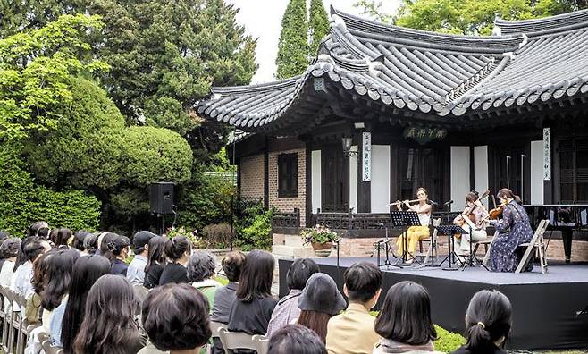 25일 서울스프링실내악축제의 윤보선 고택 음악회에서 플루티스트 최나경(왼쪽부터), 기타리스트 박규희, 바이올리니스트 김다미가 함께 연주하고 있다. /이태경 기자
