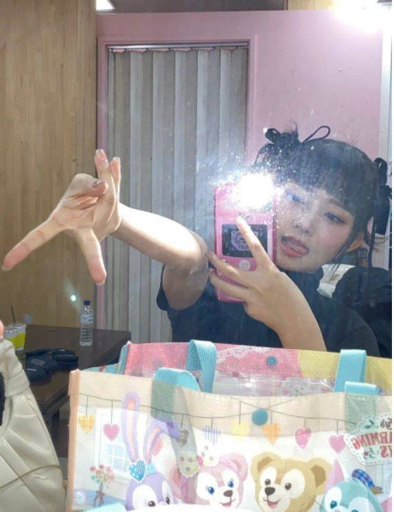 걸그룹 아이브의 멤버 레이가 갸루피스 동작을 하고 있다. / 온라인커뮤니티