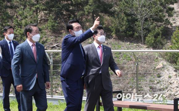 윤석열 대통령 당선인이 26일 인천 중구 운서동 영종하늘문화센터에서 배준영 국민의힘 의원, 유정복 전 인천시장과 함께 인천 영종~신도~강화 평화도로 건설현장을 둘러보고있다. [사진=인수위 사진기자단]