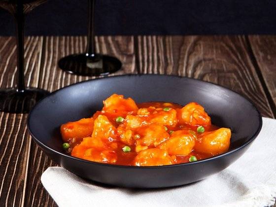 쫄깃하게 튀겨낸 새우를 매콤 달콤한 소스에 버무려 완성한 여경옥 셰프의 깐쇼새우. 사진 송미성, 그릇 H&M HOME