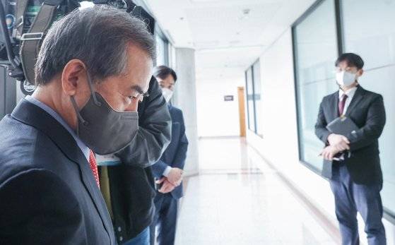 선관위 선거관리혁신위원회 TF팀장을 맡았던 조병현 선거관리위원이 지난달 21일 선관위 회의에 들어가는 모습. 노정희 위원장은 조 위원에게 TF팀장을 맡아달라며 삼고초려를 했다고 한다. [연합뉴스]