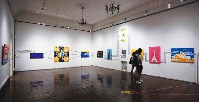 2011년 서울시립미술관(남서울 분관)에서 '만화 캐릭터, 미술과 만나다' 전시회의 '달려~ 코인맨' 전시관. 코인맨이 선을 따라 세계여행을 한 뒤 기부 상자에 도착하는 콘셉트다. [김일동 제공]