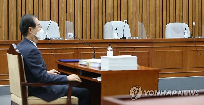 민주당ㆍ정의당 의원들 불참한 한덕수 총리 후보자 인사청문회 (서울=연합뉴스) 하사헌 기자 = 25일 오전 서울 여의도 국회에서 열린 한덕수 국무총리 후보자 인사청문회에서 더불어민주당 의원들의 자리가 비어 있다. 이날 민주당과 정의당 의원들은 한 후보자의 자료 제출을 요구하며 청문회를 보이콧했다. 2022.4.25 [국회사진기자단] toadboy@yna.co.kr