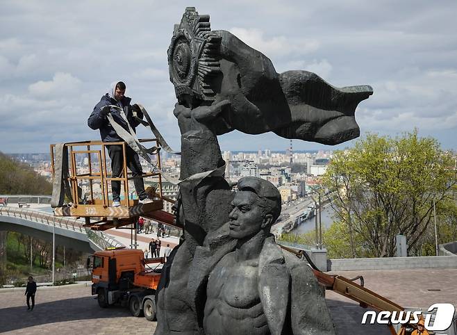 우크라이나 러시아간의 우정 동상을 철거하는 모습. © 로이터=뉴스1 © News1 이서영 기자