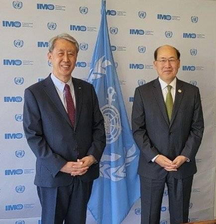 이형철 한국선급 회장(왼쪽)이 임기택 IMO 사무총장(오른쪽)과 기념사진을 찍고 있다./제공=한국선급
