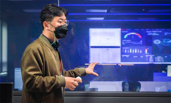 SK쉴더스 김종현 시큐디움센터장이 지난 21일 시큐디움센터를 소개하고 있다. [사진 제공 = SK쉴더스]