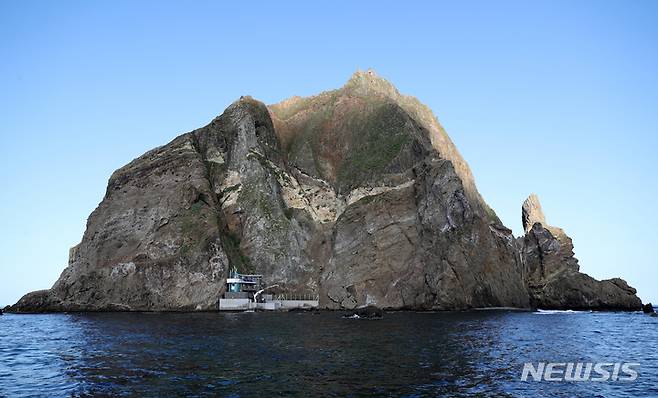 [독도=뉴시스] 조성우 기자 = 지난 10월 31일 경북 울릉군 독도 서도가 위용을 드러내고 있다. 2022.04.27. xconfind@newsis.com