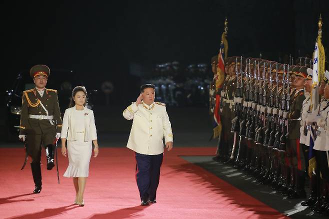열병식에 참석한 북한 김정은·리설주 부부. 연합뉴스