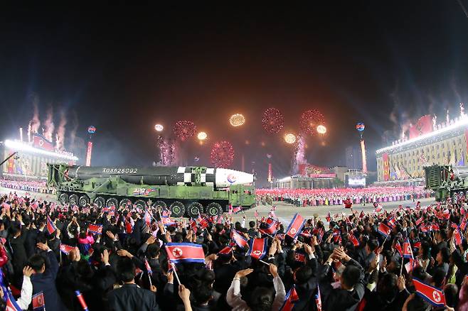 북한, 열병식에 등장한 '화성-17형'. 연합뉴스