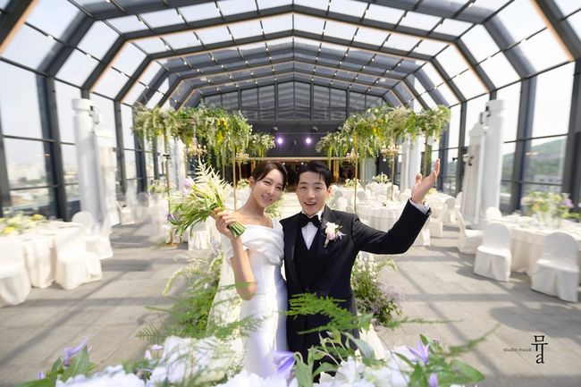 Eight-year-old couple singer Park Gun, 36, and broadcaster Han Young, 44, are married.Park Gun and Han Young, who have been hotly interested from the process of developing into a lover to marriage, are hot couples even after the wedding.Park Gun and Han Young married at the Grand Ambassador Hotel in Jangchung-dong, Seoul on the 26th, and the wedding was held privately with only friends close to their families invited.Park Gun and Han Young worked together on SBS FiL Do You Light Your Daily Life last year. The two men who worked with MC developed into lovers.I was a senior in the entertainment industry and I knew my best sister and sister, but I was reborn as a lover through the program.The meeting between Park Gun, who peaked in popularity as a trot singer, and Han Young, a broadcaster and businessman from group LPG, was hot.Park Gun and Han Young have gathered topics by revealing the process of devotion and marriage in Ugly Son.Especially, Park Gun, who tears at his mothers mausoleum, and Han Young, who comforts him, impressed viewers.Park Gun and Han Young took about one Week to announce their marriage after admitting their devotion; it was February 28 that they admitted their devotion, and March 7 that they announced their marriage.It was speculated that the two of them were in a hurry to marry due to premarital pregnancy, but it was not premarital pregnancy.About a month after the wedding announcement, Park Gun and Han Young made a wedding kite in a tuxedo and wedding dress, ringing a wedding march.The wedding was a small hall, and no guests were invited. It was far from the luxury.At the wedding of Park Gun and Han Young, members of My Little Old Boy attended and added meaning: Lee Sang-min was in charge of the society, and Tak Jae-hoon read the declaration of the marriage.Also attending were Lim Won-hee, Kim Jun-ho, Kim Jong-guk, Kim Jong-min, Oh Min-seok and Choi Si-won, who are expected to be unveiled through My Little Old Boy.After the wedding, he had hoped to go on a honeymoon and move into the honeymoon, but the opposite was the case: he had not yet found a honeymoon, and he had delayed his honeymoon.According to YouTuber Lee Jin-ho on the 26th, Park Gun is still living in a rooftop room near Daehangno, struggling to save a newlywed house, but has not yet been saved due to recent house price hikes.Park Gun plans to live on the house where Han Young lives for the time being and look into the honeymoon home for the rest of the contract.The honeymoon was also delayed; Park Gun is reportedly working on a scheduled schedule after the wedding.It is said that the honeymoon is delayed for the time being because it is necessary to digest the busy schedule after marriage.Meanwhile, after the wedding, Han Young said on social media, I post a photo for everyone who congratulated me with my heart. Thank you for your congratulations.In addition, we shared the joy with the bride waiting room, revealing the photos of the wedding ceremony.