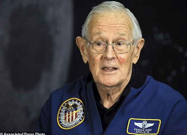 은퇴한 NASA 우주비행사 찰리 듀크(86)가 아폴로 16호 달 착륙 50주년을 기념해 이야기하고 있다. 캡슐은 NASA의 마샬 우주비행센터 근처에 있는 우주로켓센터에 보관되어 있다.NASA