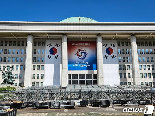 26일 오전 서울 여의도 국회 본청 앞에서 관계자들이 제20대 대통령취임식을 위한 기초 가설물을 세우고 있다. (공동취재) 2022.4.26/뉴스1 © News1 유승관 기자