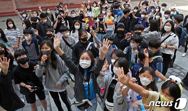 코로나19 사회적 거리두기가 해제된 지 열흘이 지난 28일 오전 광주 북구 서일초등학교에서 6학년 학생들이 수학여행 출발에 앞서 들뜬 모습을 보이고 있다. 2022.4.28/뉴스1 © News1 황희규 기자