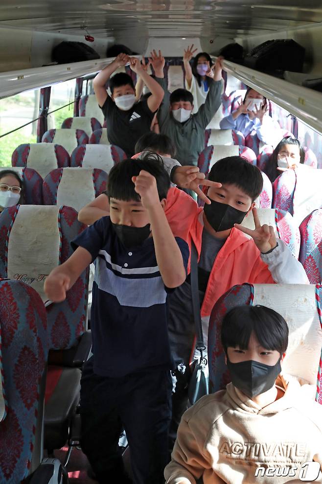 코로나19 사회적 거리두기가 해제된 지 열흘이 지난 28일 오전 광주 북구 서일초등학교에서 6학년 학생들이 수학여행을 가기 전 들뜬 모습을 보이고 있다. 2022.4.28/뉴스1 © News1 황희규 기자