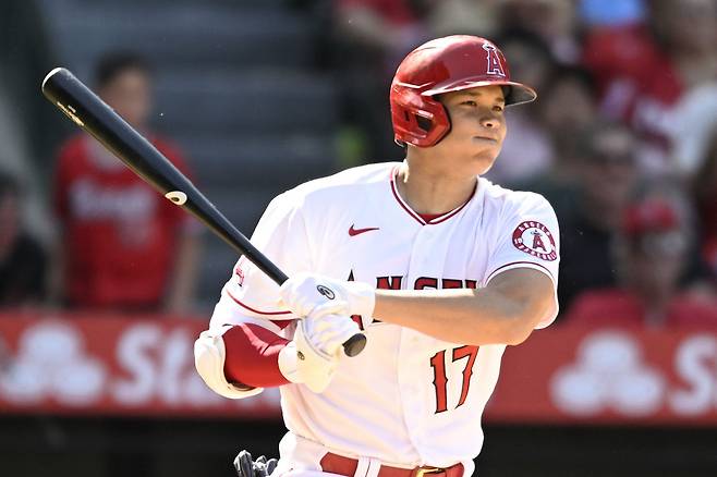 <YONHAP PHOTO-3184> ANAHEIM, CA - APRIL 24: Shohei Ohtani #17 of the Los Angeles Angels hits a single during the seventh inning against the Baltimore Orioles on April 24, 2022 at Petco Park in San Diego, California.   Denis Poroy/Getty Images/AFP== FOR NEWSPAPERS, INTERNET, TELCOS & TELEVISION USE ONLY ==/2022-04-25 08:59:12/ <저작권자 ⓒ 1980-2022 ㈜연합뉴스. 무단 전재 재배포 금지.>