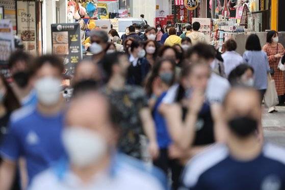 실외 마스크 착용 의무화 해제 시점을 두고 방역당국과 대통령직인수위원회가 미묘한 입장차를 드러내고 있다. 연합뉴스