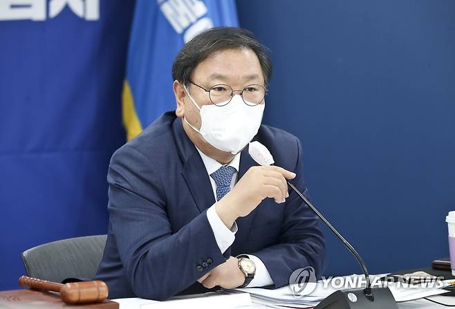 발언하는 민주당 김태년 공천관리위원장 (서울=연합뉴스) 하사헌 기자 = 더불어민주당 김태년 공천관리위원장이 12일 오전 서울 여의도 더불어민주당 중앙당사에서 열린 광역단체장 후보자 AI면접심사에서 발언하고 있다. 2022.4.12 [국회사진기자단] toadboy@yna.co.kr