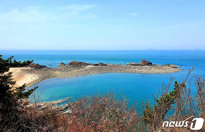 태배 전망대에서 바라본 옥빛 서해바다. 수평선 끝이 2007년 기름유출 사고가 발생한 지점이다 © 뉴스1