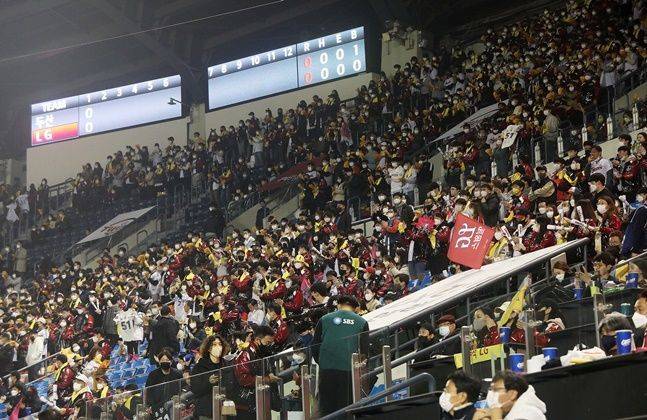 KBO리그 최고 인기 스포츠가 될 수 있었던 요인 중 하나는 바로 열정적인 응원가 ‘떼창’이다. ⓒ 뉴시스