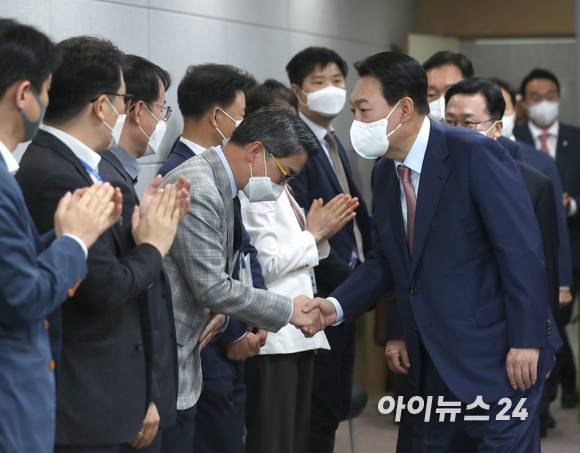 윤석열 대통령 당선인이 29일 오전 대전 한국과학기술원(KAIST) 내 나노종합기술원에서 열린 반도체 연구개발 지원성과 보고 및 발전방안 간담회에서 참석자들과 인사를 나누고 있다. [사진=인수위 사진기자단]