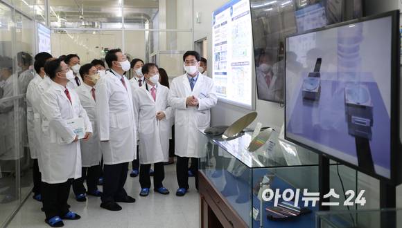 윤석열 대통령 당선인이 29일 오전 대전 한국과학기술원(KAIST) 내 나노종합기술원을 방문해 반도체 연구 현장을 둘러보고 있다. [사진=인수위 사진기자단]